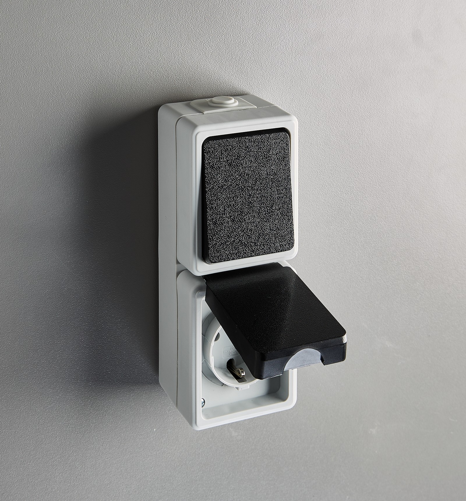 Heitronic Aufputz-Feuchtraum Schalterserie MONSUN Aus-/Wechselschalter Steckdosenkombination mit Deckel Lichtgrau/Anthrazit IP44