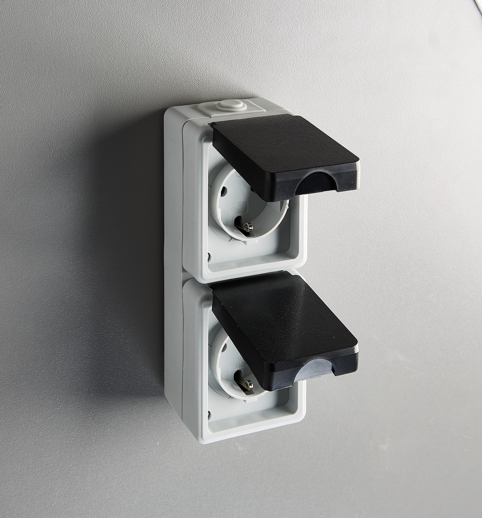 Heitronic Aufputz-Feuchtraum Schalterserie MONSUN Schutzkontakt Steckdose mit Deckel 2-fach senkrecht Lichtgrau/Anthrazit IP44